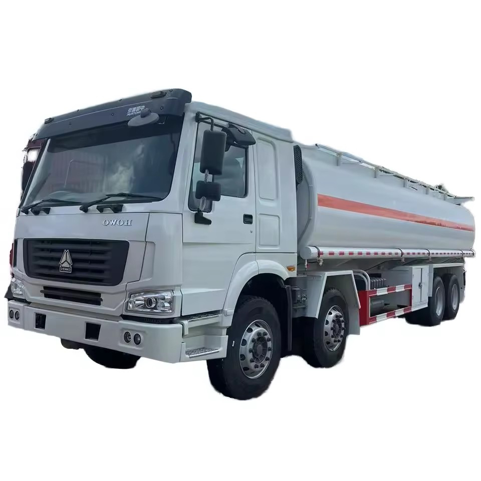 Caminh&atilde;o Cisterna De Combust&iacute;vel SINOTRUK HOWO 8x4 - 35T Transporte De &oacute;leo E R