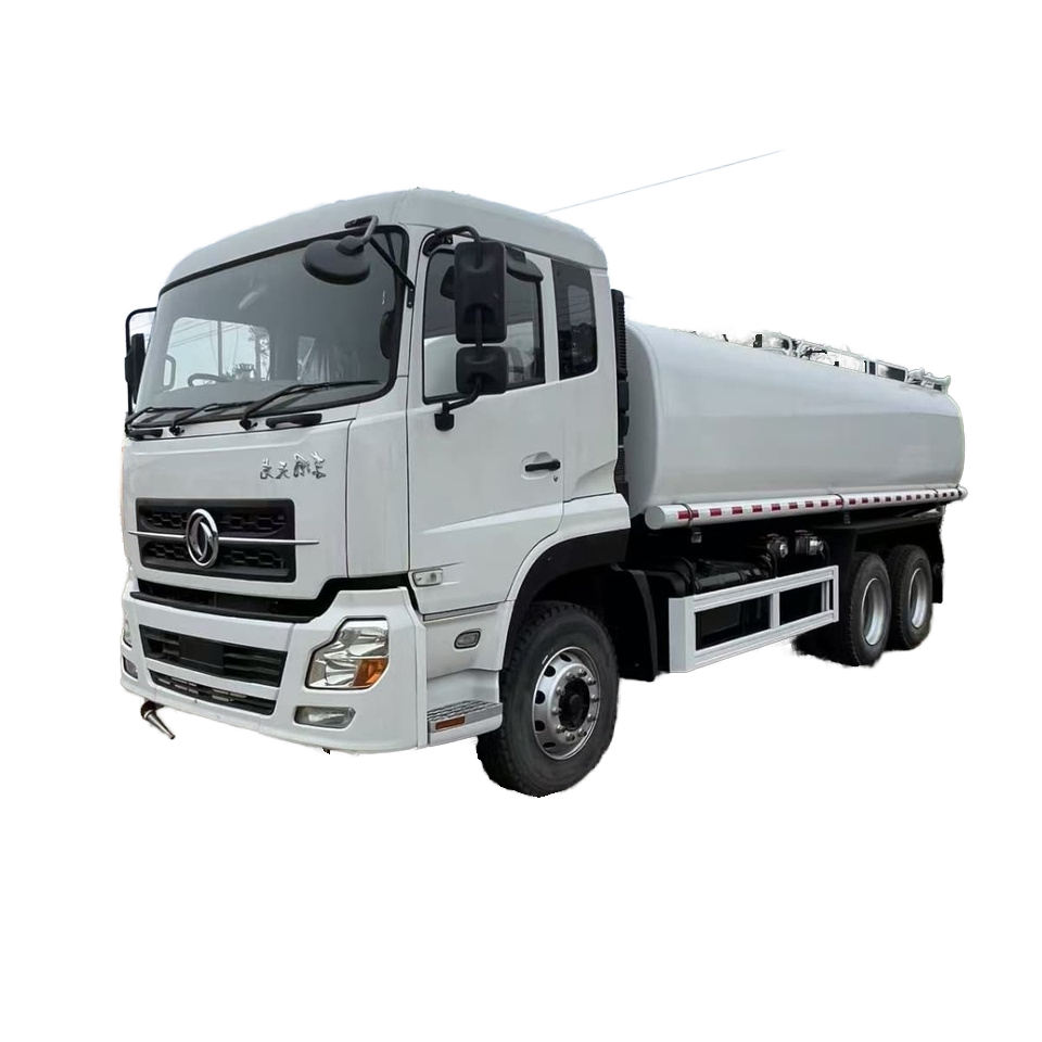 O Novo Caminh&atilde;o Aspersor De &aacute;gua DF 20000L Est&aacute; Equipado Com Um Motor De N&uacu